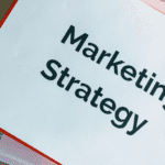 Documento con el texto Marketing Strategy sobre escritorio