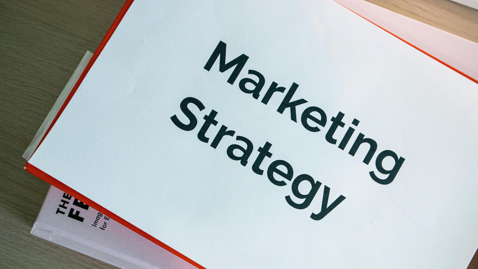 Documento con el texto Marketing Strategy sobre escritorio