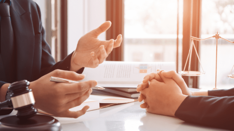 Reunión de asesoría laboral entre abogado y trabajador en oficina