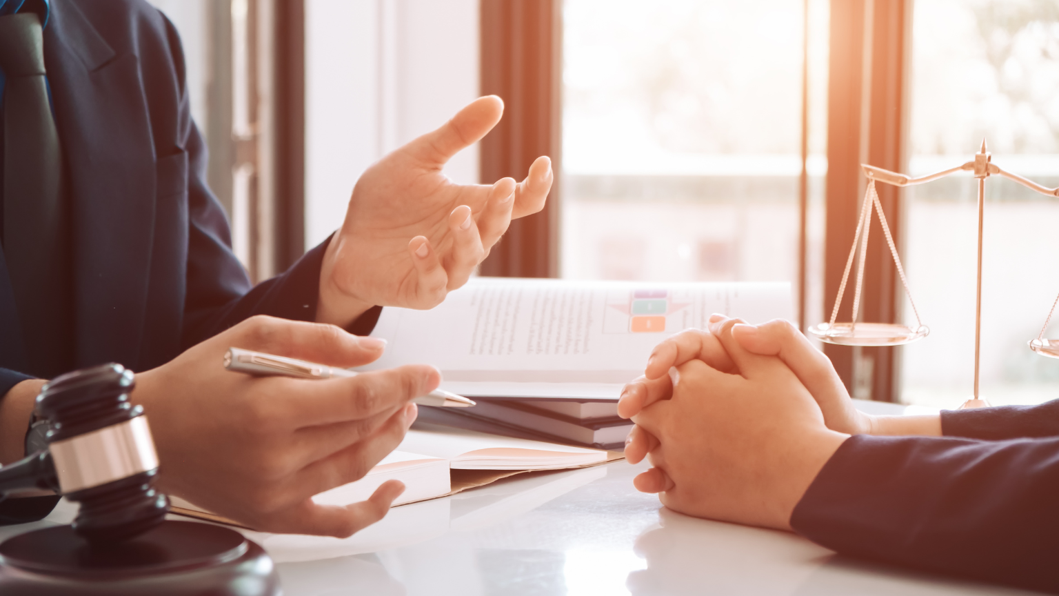 Reunión de asesoría laboral entre abogado y trabajador en oficina