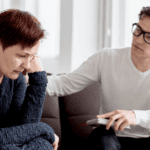 Persona con expresión pensativa recibiendo apoyo terapéutico en consulta, síntomas físicos de ansiedad como tensión, fatiga o malestar corporal