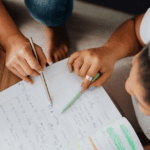 Tutor acompaña a estudiante en una clase de repaso para reforzar el aprendizaje