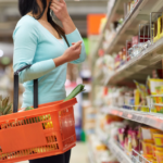 Persona comprando productos de gran consumo en un supermercado.