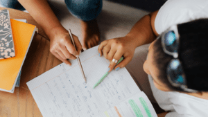 Tutor acompaña a estudiante en una clase de repaso para reforzar el aprendizaje