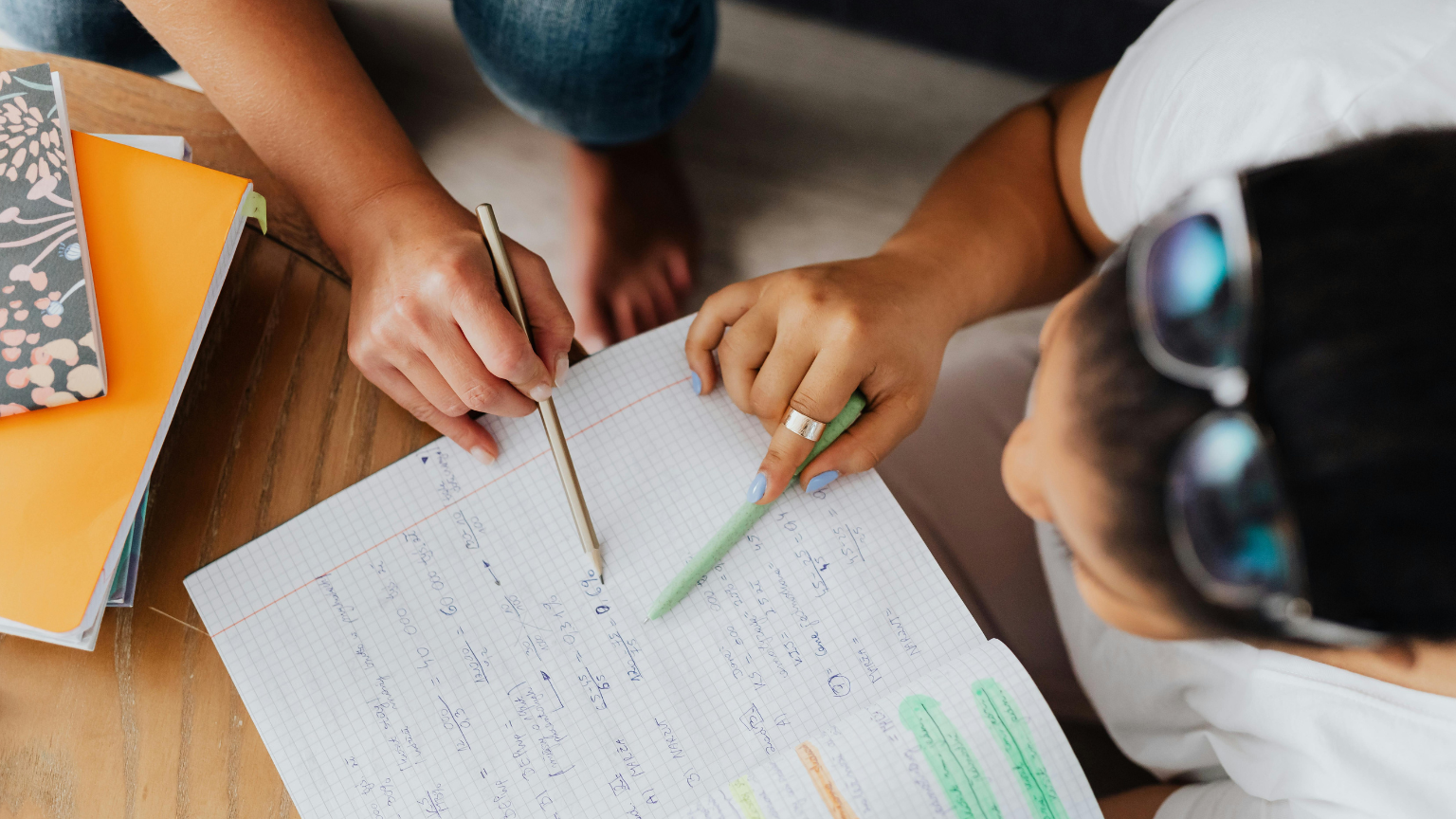 Tutor acompaña a estudiante en una clase de repaso para reforzar el aprendizaje