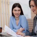 Abogada en Las Palmas ofreciendo asesoría legal personalizada en su despacho con trato cercano y profesional