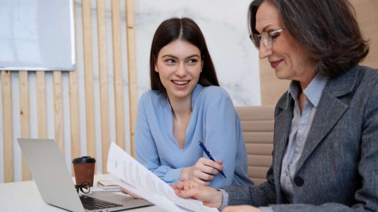 Abogada en Las Palmas ofreciendo asesoría legal personalizada en su despacho con trato cercano y profesional