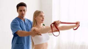 Sesión de fisioterapia en una clínica moderna con ambiente tranquilo, fisioterapeuta profesional atendiendo a paciente, enfoque en bienestar y cuidado integral.