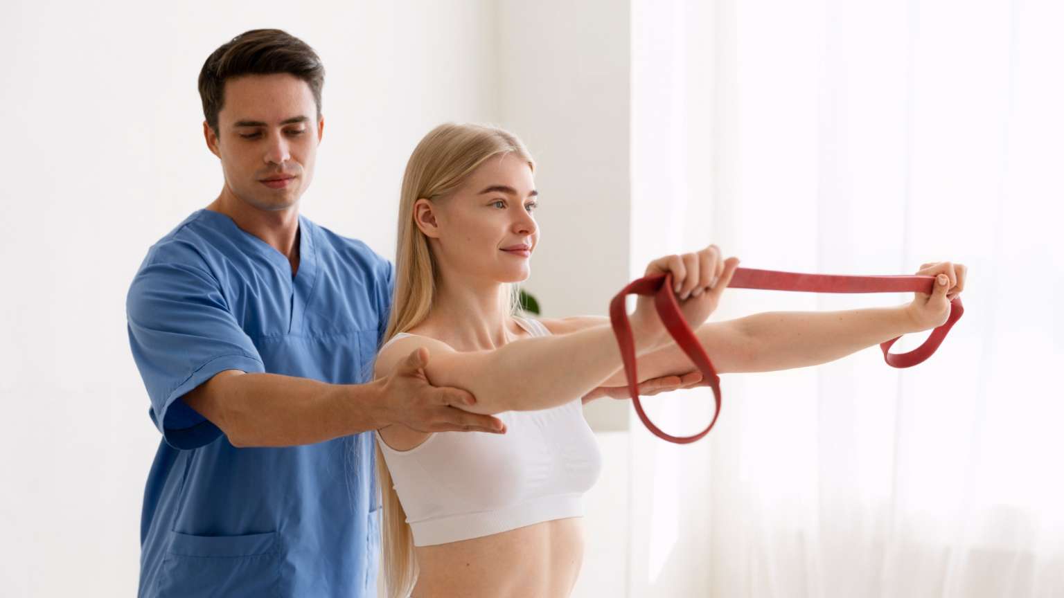 Sesión de fisioterapia en una clínica moderna con ambiente tranquilo, fisioterapeuta profesional atendiendo a paciente, enfoque en bienestar y cuidado integral.