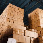 Palés de cajas de cartón apiladas en un almacén logístico