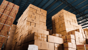 Palés de cajas de cartón apiladas en un almacén logístico