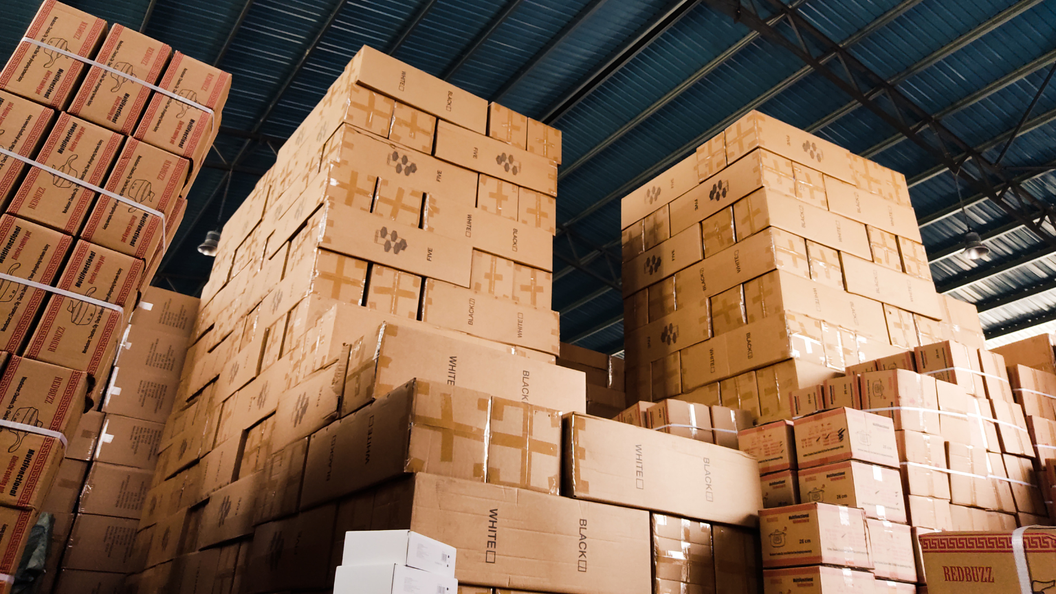 Palés de cajas de cartón apiladas en un almacén logístico