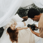 Fotógrafo capturando retrato de mujer en sesión exterior