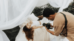 Fotógrafo capturando retrato de mujer en sesión exterior