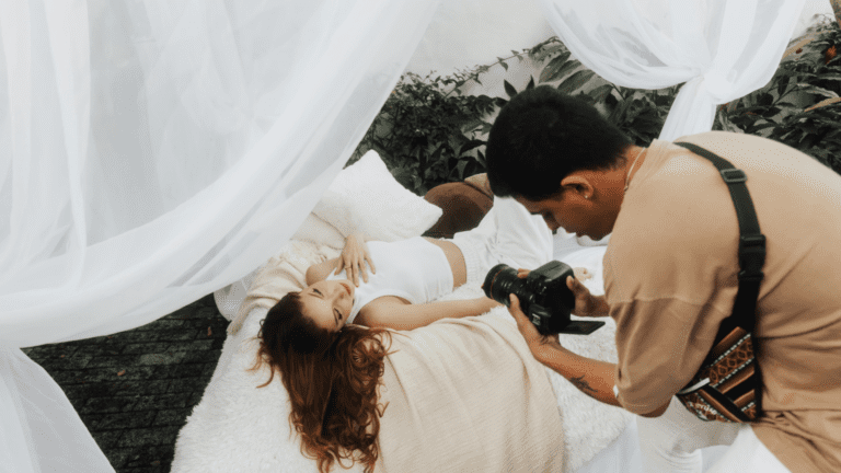 Fotógrafo capturando retrato de mujer en sesión exterior