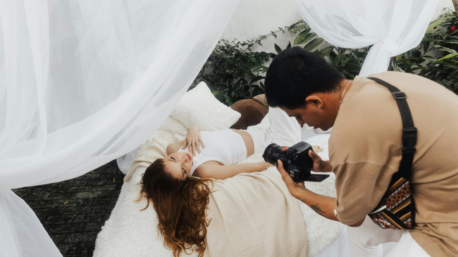 Fotógrafo capturando retrato de mujer en sesión exterior
