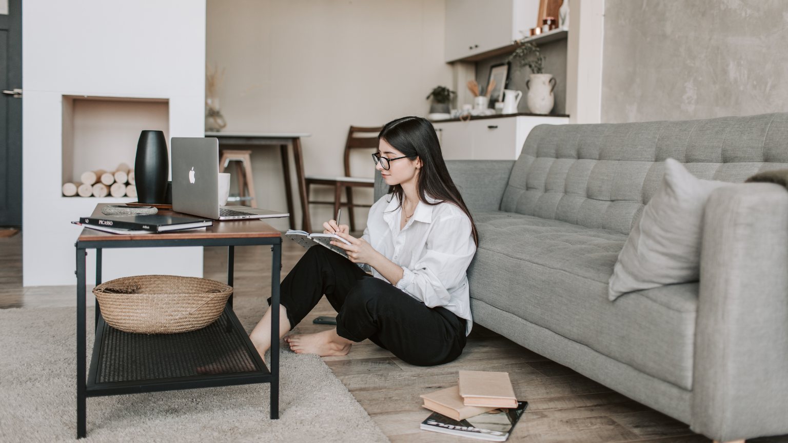 Mujer trabajando desde casa en un ambiente relajado