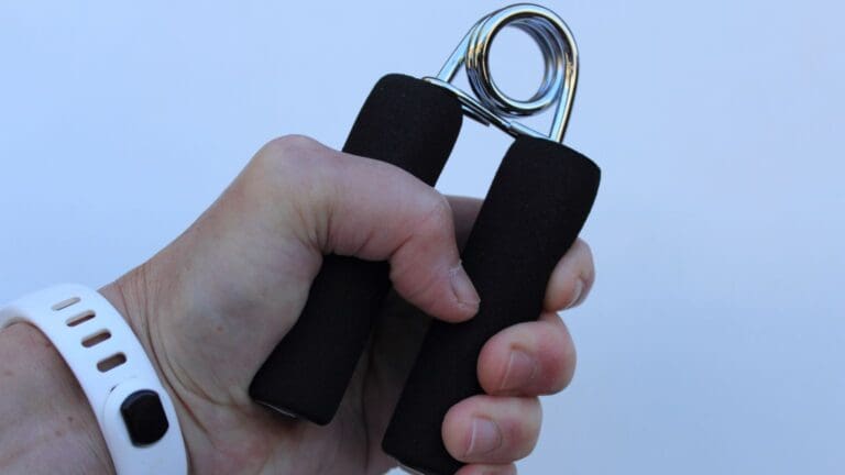 Hombre realizando ejercicios de rehabilitación de mano en casa tras una lesión