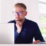 Ejecutivo recibiendo coaching de inglés online con enfoque profesional