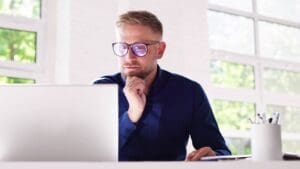 Ejecutivo recibiendo coaching de inglés online con enfoque profesional