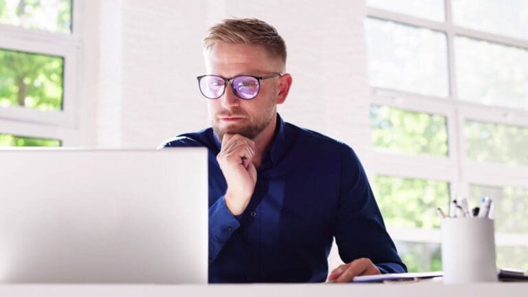 Ejecutivo recibiendo coaching de inglés online con enfoque profesional