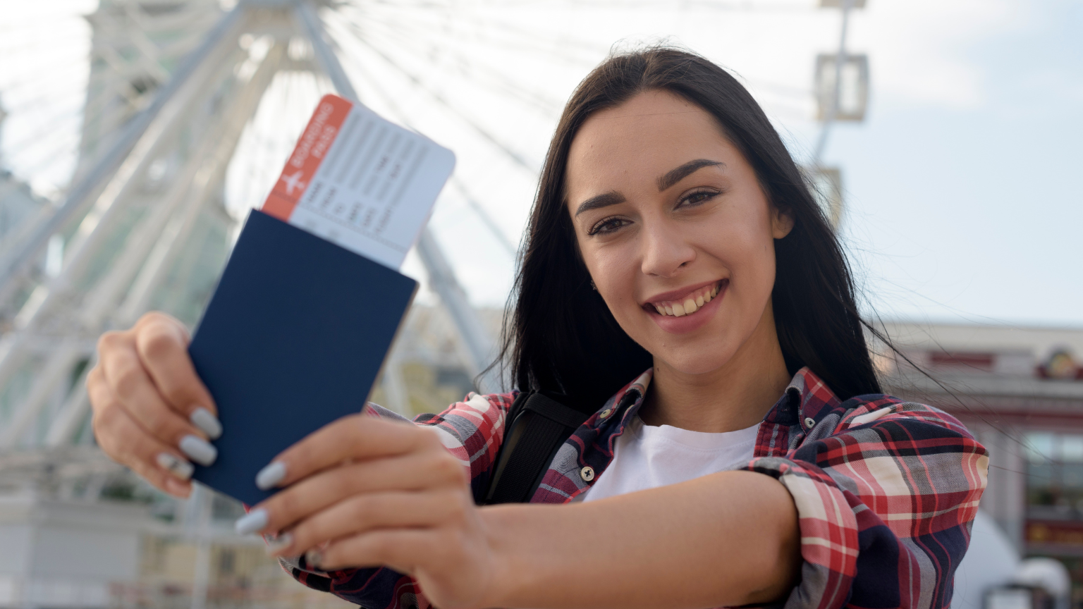 Mujer joven sonriente mostrando su pasaporte y billete de avión, lista para viajar al extranjero, simbolizando movilidad internacional y procesos migratorios.