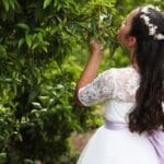Niña vestida de comunión en exteriores durante una sesión fotográfica elegante y natural en Sevilla