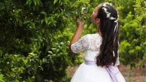 Niña vestida de comunión en exteriores durante una sesión fotográfica elegante y natural en Sevilla