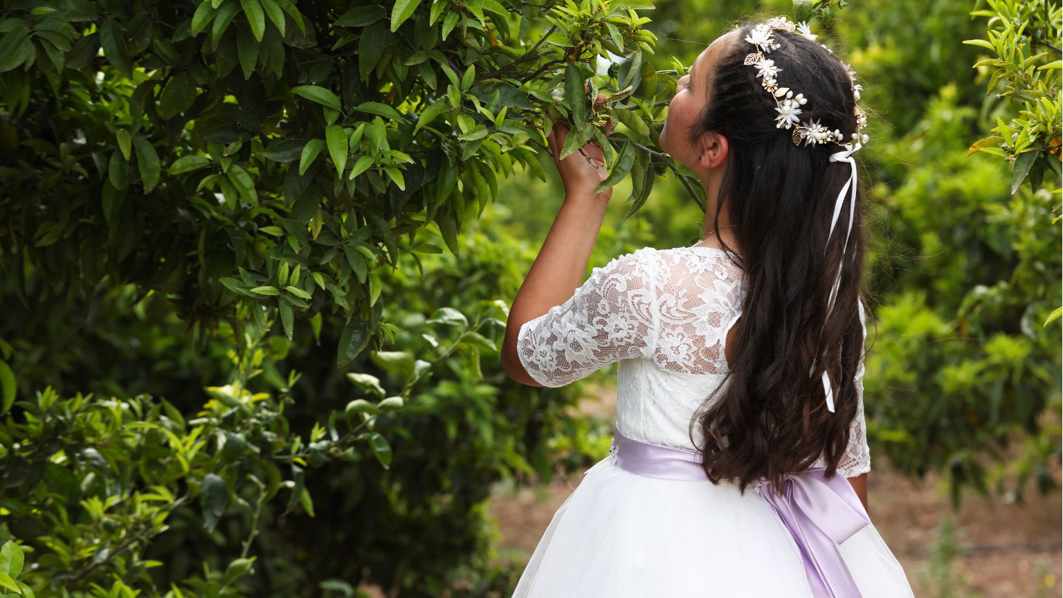 Niña vestida de comunión en exteriores durante una sesión fotográfica elegante y natural en Sevilla