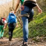Personas haciendo senderismo por rutas de montaña en Cantabria entre bosques y paisajes naturales