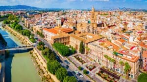 Vista de zonas residenciales rentables para comprar vivienda en Murcia, Lorca o Águilas en 2025