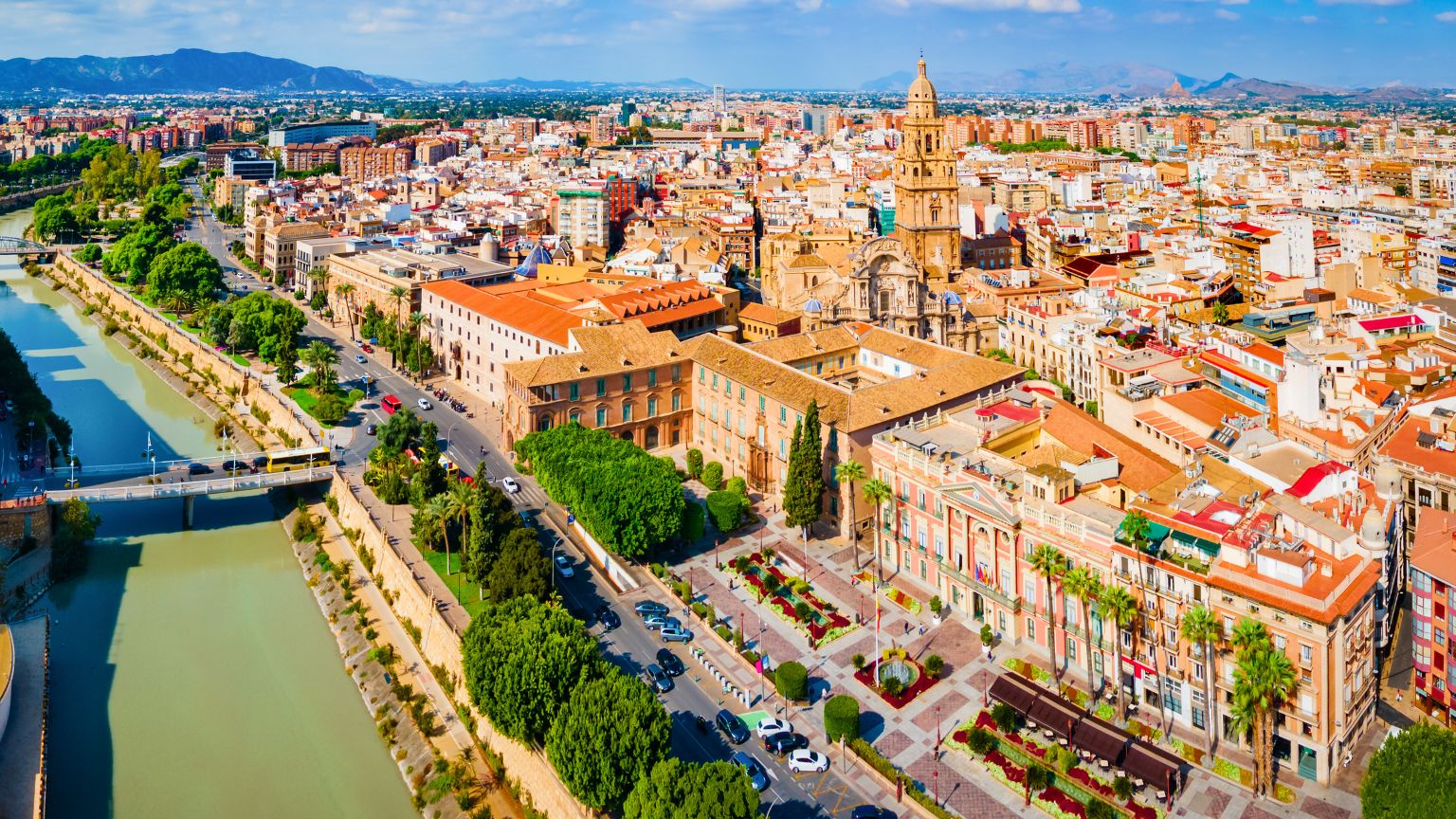 Vista de zonas residenciales rentables para comprar vivienda en Murcia, Lorca o Águilas en 2025
