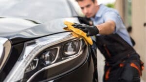 Lavado a mano coche en Madrid realizado por profesional con espuma y microfibra