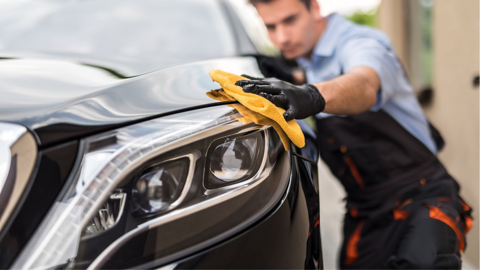 Lavado a mano coche en Madrid realizado por profesional con espuma y microfibra