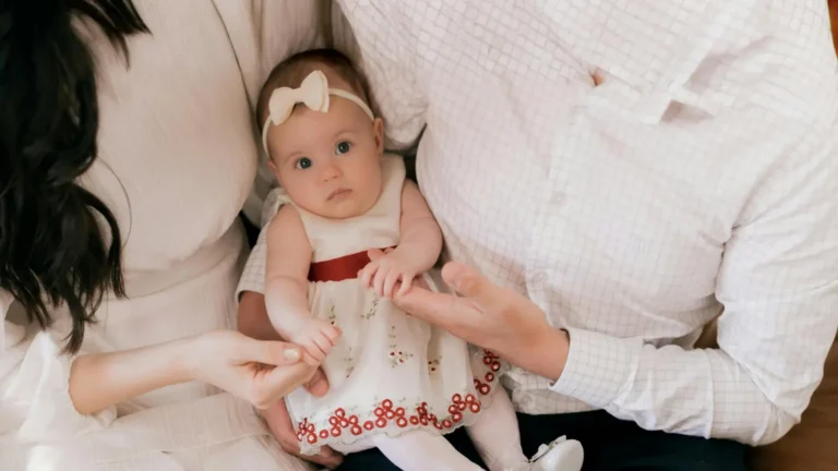 Recién nacido con ropa orgánica en tonos naturales.