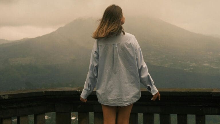 Imagen de una viajera contemplando un paisaje natural inspirador al amanecer, representando un viaje transformador lleno de conexión, pausa y descubrimiento en 2026