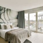 Interior moderno con papel pintado estilo escandinavo en salón luminoso