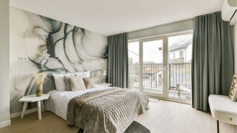 Interior moderno con papel pintado estilo escandinavo en salón luminoso