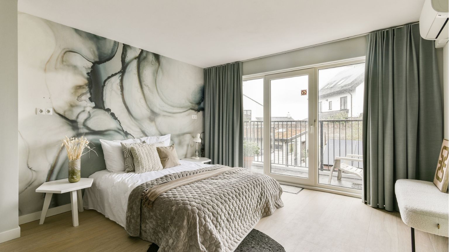 Interior moderno con papel pintado estilo escandinavo en salón luminoso