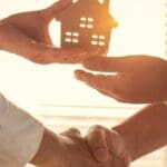 Agencia inmobiliaria asesorando a clientes en la compraventa de inmuebles en Barcelona