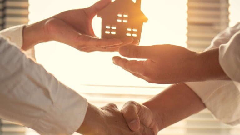 Agencia inmobiliaria asesorando a clientes en la compraventa de inmuebles en Barcelona