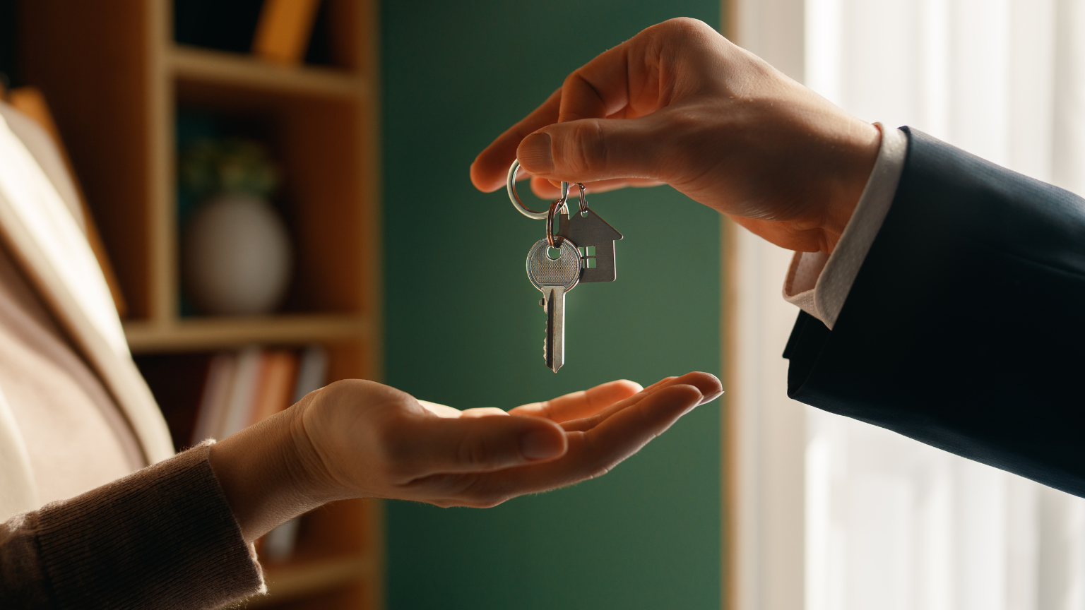 Propietarios recibiendo asesoría sobre soluciones inmobiliarias y gestión de inmuebles