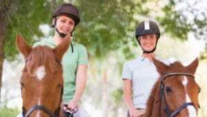 Persona montando a caballo por primera vez en ruta guiada al aire libre rodeada de naturaleza