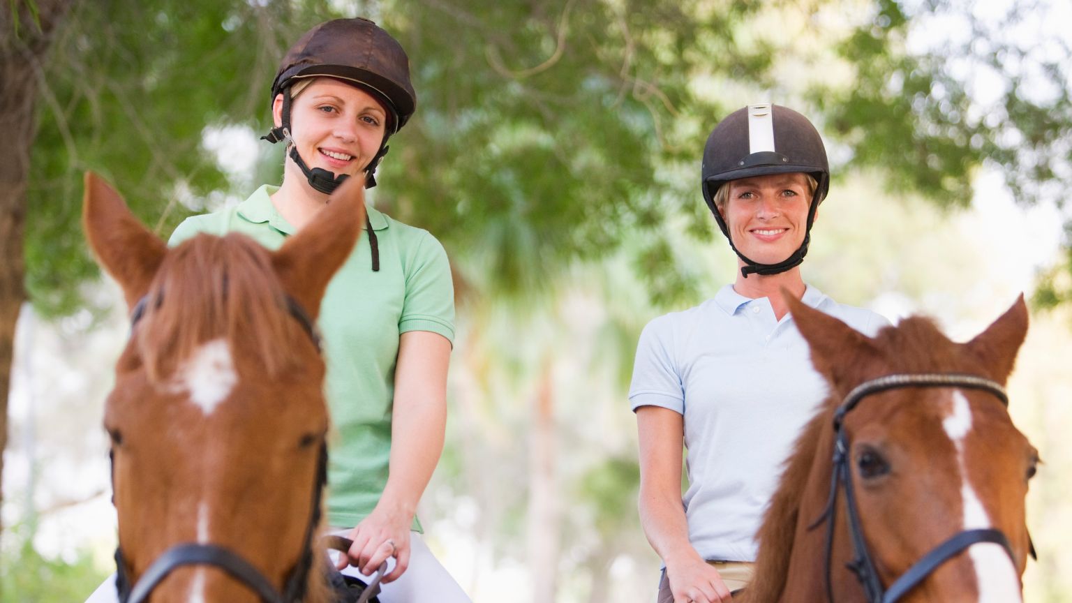 Persona montando a caballo por primera vez en ruta guiada al aire libre rodeada de naturaleza