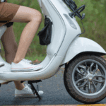 Conductor mostrando accesorios de moto tipo scooter ideales para uso diario.