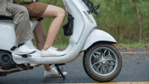 Conductor mostrando accesorios de moto tipo scooter ideales para uso diario.