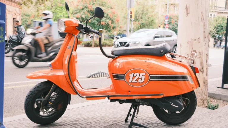 Alquilar scooter en Mallorca recorriendo rutas costeras.