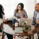 Profesionales trabajando en equipo dentro de una asesoría fiscal, contable y laboral 360 para empresas y autónomos