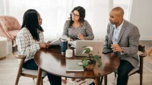 Profesionales trabajando en equipo dentro de una asesoría fiscal, contable y laboral 360 para empresas y autónomos