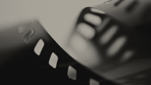 Carrete de película en blanco y negro representando el cine analógico y la producción cinematográfica clásica.